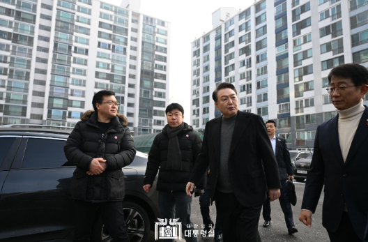 윤석열 대통령, 일산 신도시 최고령 아파트 단지 방문해 "재개발·재건축 신속히 진행되도록 해결할 것" 약속