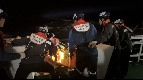 통영해경, 통영시 홍도 인근 화재 선박 구조