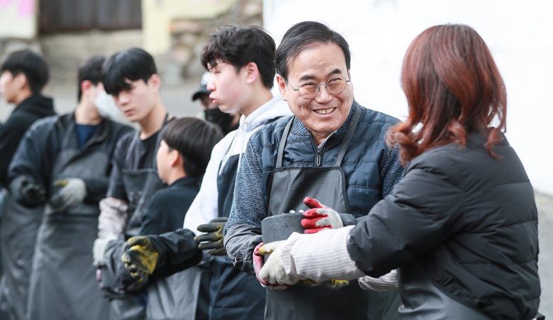 전북교육청 “교육기부 확산”서거석 교육감 연탄나눔 봉사