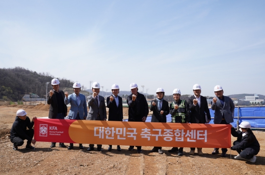 히딩크 전 감독, 천안 ‘대한민국 축구종합센터’ 현장 방문