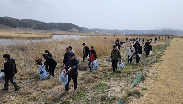강원특별자치도 제2청사 직원, 식목행사 참여‧쓰담 걷기(쓰레기 담으며 걷기) 봉사활동 실시