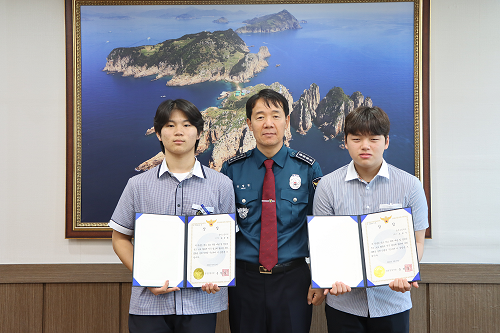 통영경찰서, CPR로 인명 구조한 학생 2명 상장 수여