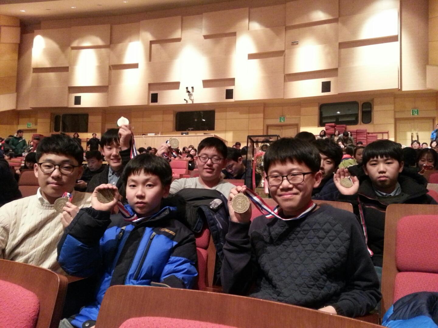 보성용정중 세계창의력올림피아드대회 입상메달과 함께.jpg