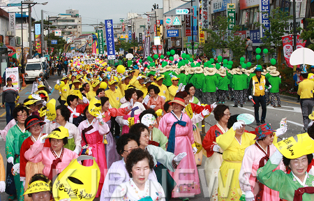 제4회 부안마실축제, 전국 10대 대표축제 도약 발판 ‘마련’-부래만복 퍼레이드.png