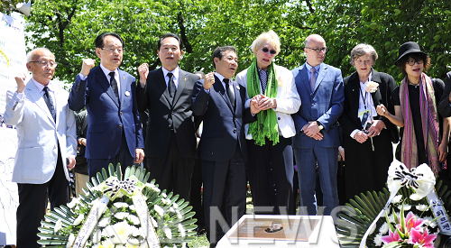 160516 (고 힌츠페터 추모제5).png