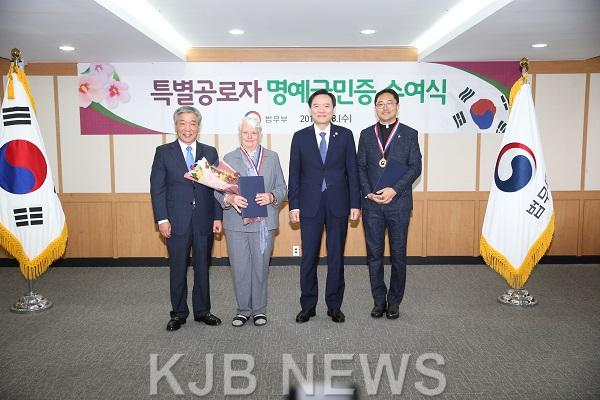 왼쪽부터 박병종고흥군수-마리안느 마가렛-김현웅 법무부장관- 김연준신부.jpg