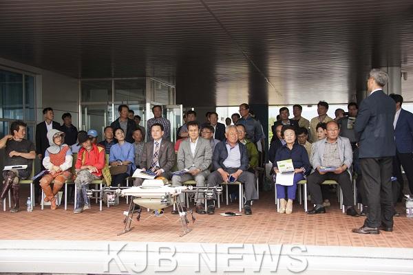 2-1 고흥서 농약살포용 드론 시연‘관심 폭발’4.JPG