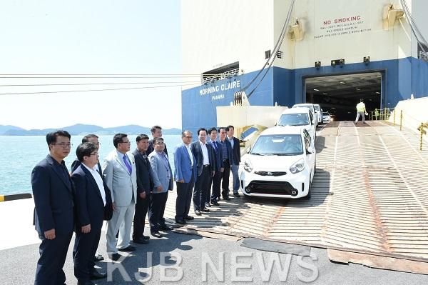 신항 국제자동차부두 첫 입항.JPG