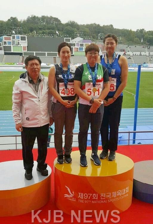 원반던지기 여자 일반부 김민(오른쪽 두번째).jpg