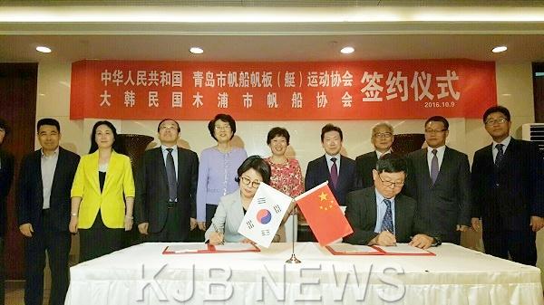 (왼쪽) 최미순 목포시 요트협회장 (오른쪽) 왕보기 청도시 범선협회 상무부회장.JPG