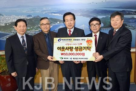 고광일한국병원장이웃사랑성금기탁01(2016,12,6,시장실).jpg