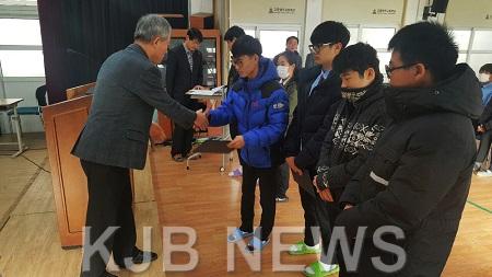 4.지역고교생장학금전달2.jpg