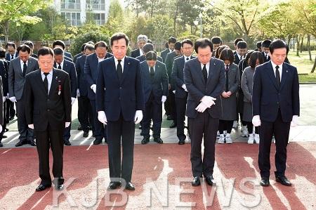 제57주년4,19,혁명기념비참배17(2017,4,19,달맞이공원).jpg