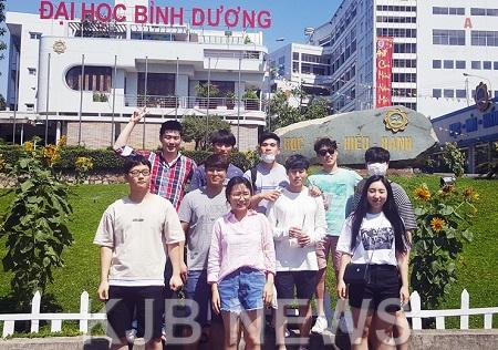 [웹용]베트남 빈증대학교 앞에서 목포대 K-Move스쿨 연수생.JPG
