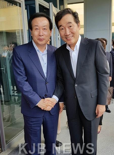 박홍률 목포시장(왼쪽), 이낙연국무총리(오른쪽) 면담(2017,8,17,총리공관).jpg
