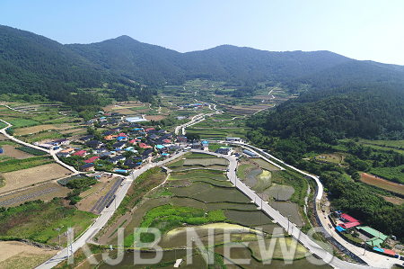 청산 상서마을 구들장논 전경.png