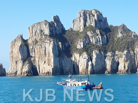 백도 해상 불법 영업 낚싯배(H 호) 적발중인 해경 (2).png