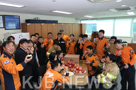 2. 자료사진 － 격려물품받은 용인소방서직원.png
