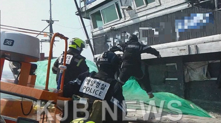 목포해경이 24일 오후 전남 신안군 가거도 해상에서 기관출력을 변경하고도 미신고한 불법 중국어선을 나포했다..png