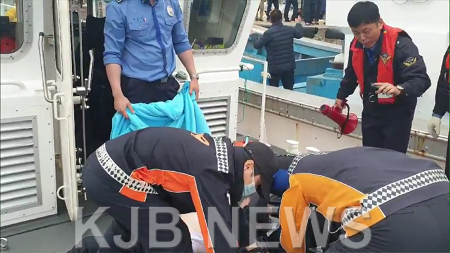 목포해경이 익사자를 119에게 인계하고 있다..png