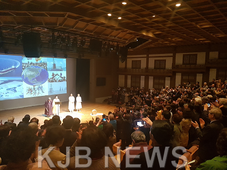 완도군은 지난 26일, 광주 국립아시아문화전당에서 창작판소리 _세계인 장보고_ 공연을 성황리에 마쳤다고 밝혔다. 사진은 공연이 끝난 후~.png