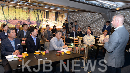 주제발표_및_토의_3(그리블링겐호_인포메이션센터).png