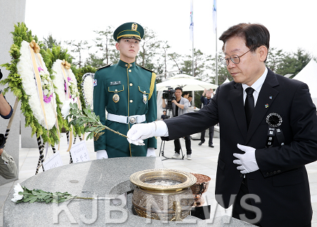 6일 오전 수원시 현충탑_제64회 현충일 추념식_이재명 지사.png
