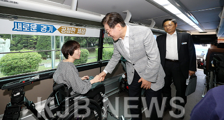 누림버스에서 장애인과 인사하는 이재명지사.png