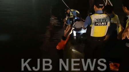목포해경이 11일 북항선착장에 추락하여 바다에 빠진 40대 여성을 긴급 구조했다..png