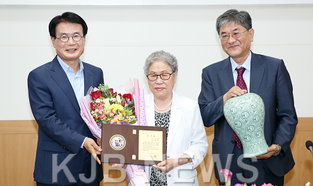 윤재우화백 작품 기증식2.png