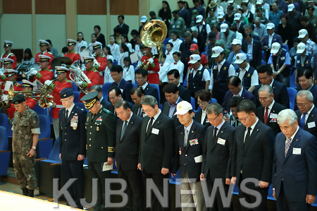6.25전쟁 제69주년기념식_순국선열 및 호국영령에 대한 묵념.png