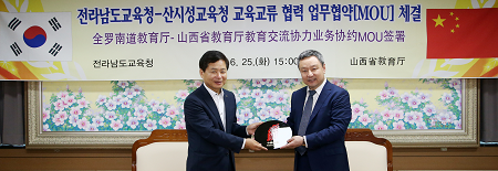 전남교육청-중국산시성교육청교류협약식(2)왼쪽장석웅교육감_오른쪽우쥔칭교육청장.png