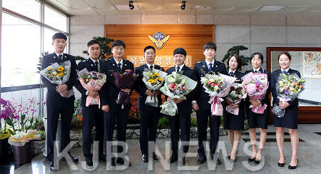 2일 목포해양경찰서는 오전 9시 3층 회의실에서 각 과장 등 60여명이 참석한 가운데 경찰관 13명에 대한 승진 임용식을 가졌다..png