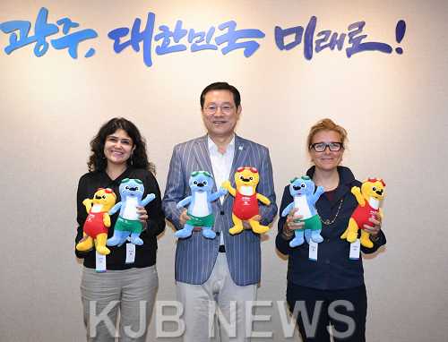 190710(광주비엔날레 공동예술감독 면담1).png