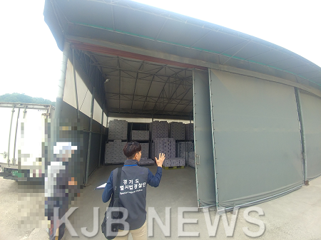 1.영업장 외 천막구조 가설건축물에 생산한 냉면육수 보관 중인 것을 적발1.png