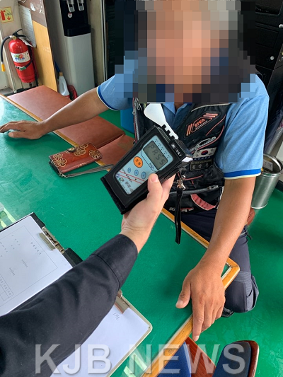기관고장 낚시어선 선장 상대 음주여부 측정중인 사진.png