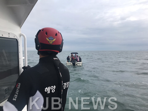 목포해경이 28일 영광군 해상에서 레저보트가 전복돼 인근 선박과 함께 전원 구조했다..png