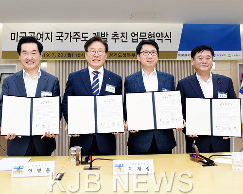 왼쪽부터 안병용 의정부시장, 이재명 경기도지사, 최종환 파주시장, 최용덕 동두천시장 (2).png
