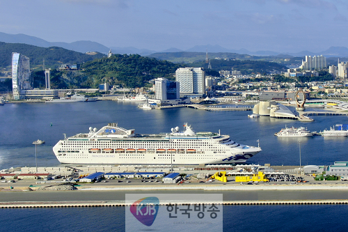3. 7만 7천 톤급 썬프린세스호 여수크루즈항 ‘입항’.png