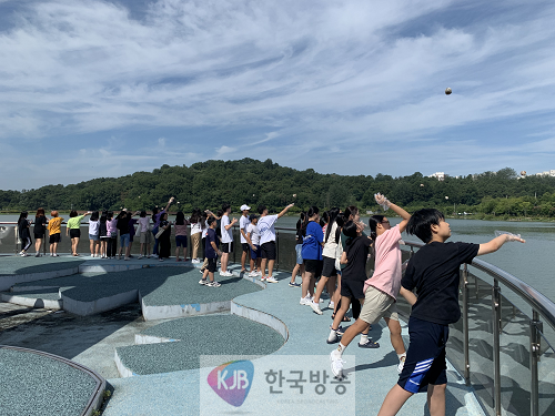 (190820)풍암호수에 EM흙공 던지기.png
