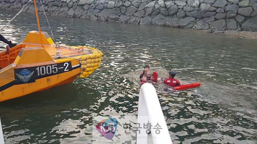 (190823)통영해경, 통영 앞 바다에 술을 마시고 입수한 익수자 구조(사진1).png