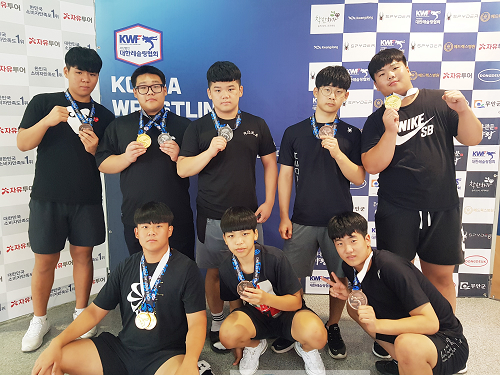 광주체육중 제47회 문화체육관광부장관기 전국학생레슬링선수권대회 전국 최강 입증 금메달4,은메달2,동메달4개 왼쪽부터 이준혁.송현진.정용원.김우진.박현준. 밑에줄왼쪽부터 최민범.구건준.구채운.png