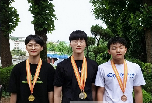 광주체중 제38회 대통령배전국수영대회 금2,은1, 동1 사진 왼쪽부터 김지형, 홍석호, 정현우.png