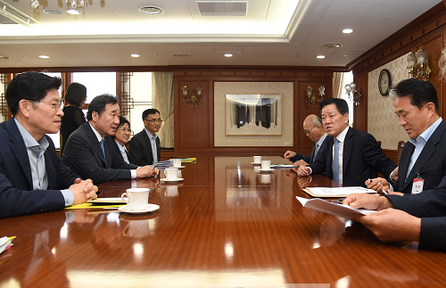 이낙연 총리와 논의 중인 주승용 국회부의장.png