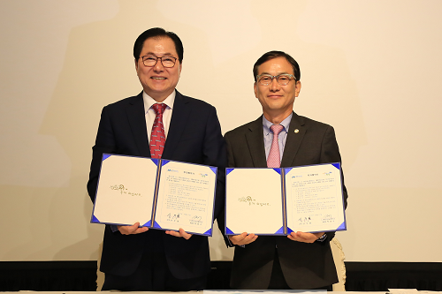 완도군(군수 신우철)과 LA한인상공회의소(회장 박성수)은 미국 LA 투자유치설명회장에서 해양치유산업 해외 투자유치 협력에 관한 업무협약~.png