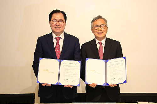 완도군(군수 신우철)과 하버드부동산(회장 조양래)은 미국 LA 투자유치설명회장에서 완도군 해양치유산업단지에 천만달러를 투자하는 양해각서~.png