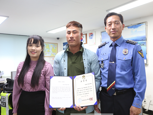 목포해경이 10월 7일 지난 9월 12일 동명항 물량장에서 발생한 익수자 구조에 도움을 준 외국인 선원에게 감사장을 수여했다..png