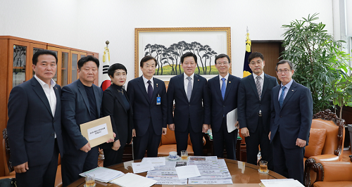 21일 주승용 국회부의장실에서 국립해양기상과학관 부지 문제를 논의중인 주승용 국회부의장과 문성혁 해수부 장관, 서완석 여수시의회 의장 등.png