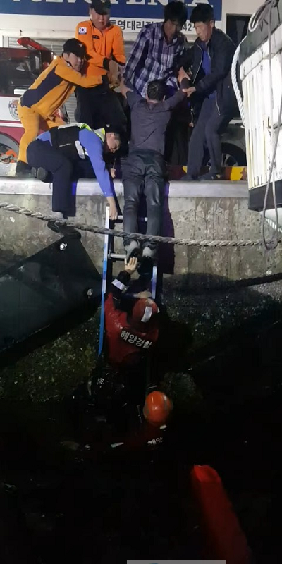 (191104) 통영해경, 통영시 정량동 앞 바다에 빠진 익수자 구조 (사진).png