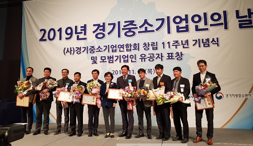 이화순 부지사와 표창을 받은 유공자들.png